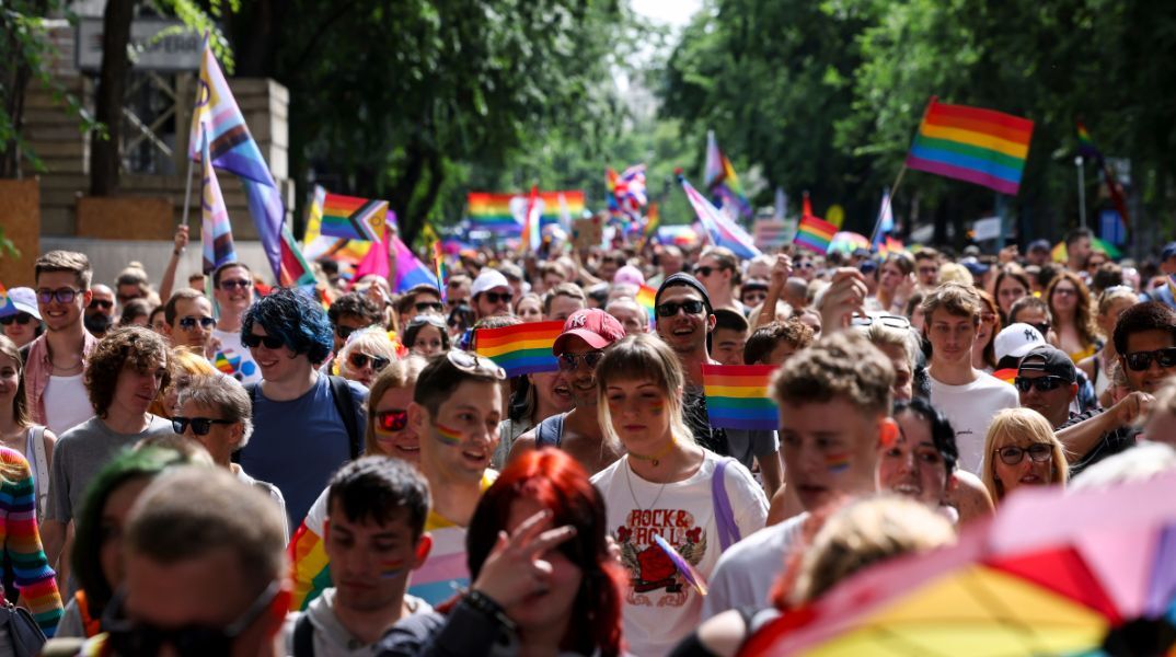 Ευρωβουλευτές στηρίζουν τη ΛΟΑΤΚΙ+ κοινότητα στην Ουγγαρία με την παρουσία τους στο Pride της Βουδαπέστης, κόντρα στις απαγορεύσεις Όρμπαν.