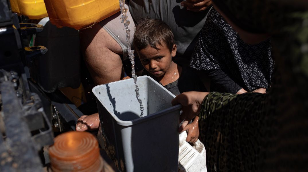 Η Unicef προειδοποιεί πως παιδιά κινδυνεύουν να πεθάνουν από δίψα, καθώς η Γάζα αντιμετωπίζει κατάρρευση των υποδομών και κρίση ανθρωπιστικής βοήθειας.