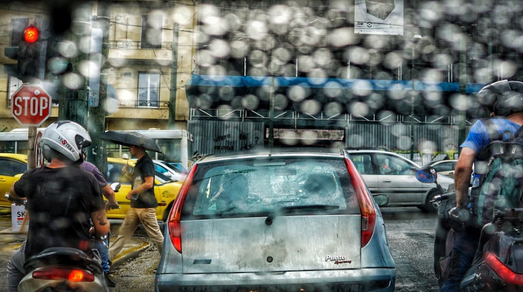 Σταγόνες βροχής πάνω σε παρμπρίζ αυτοκινήτου