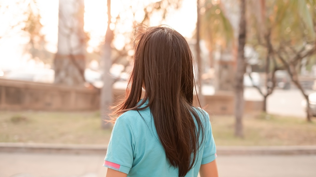 Κοριτσάκι με γυρισμένη την πλάτη στο φακό