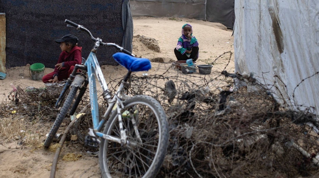Παιδιά σε χώρο με συρματοπλέγματα στη Γάζα