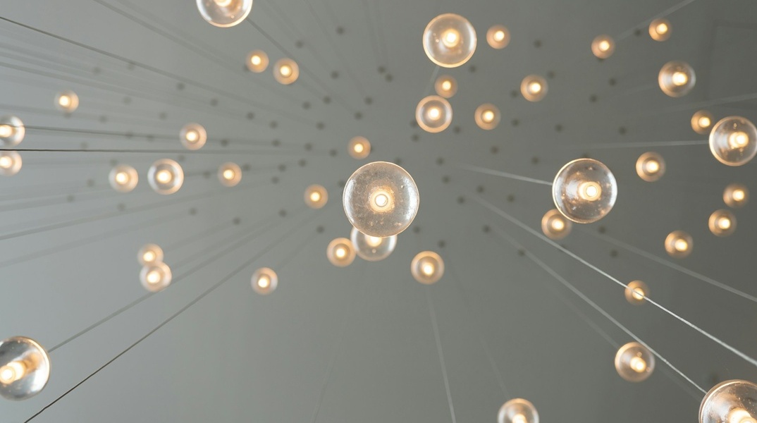 Πολλές μικρές αναμένες λάμπες κρέμονται από το ταβάνι