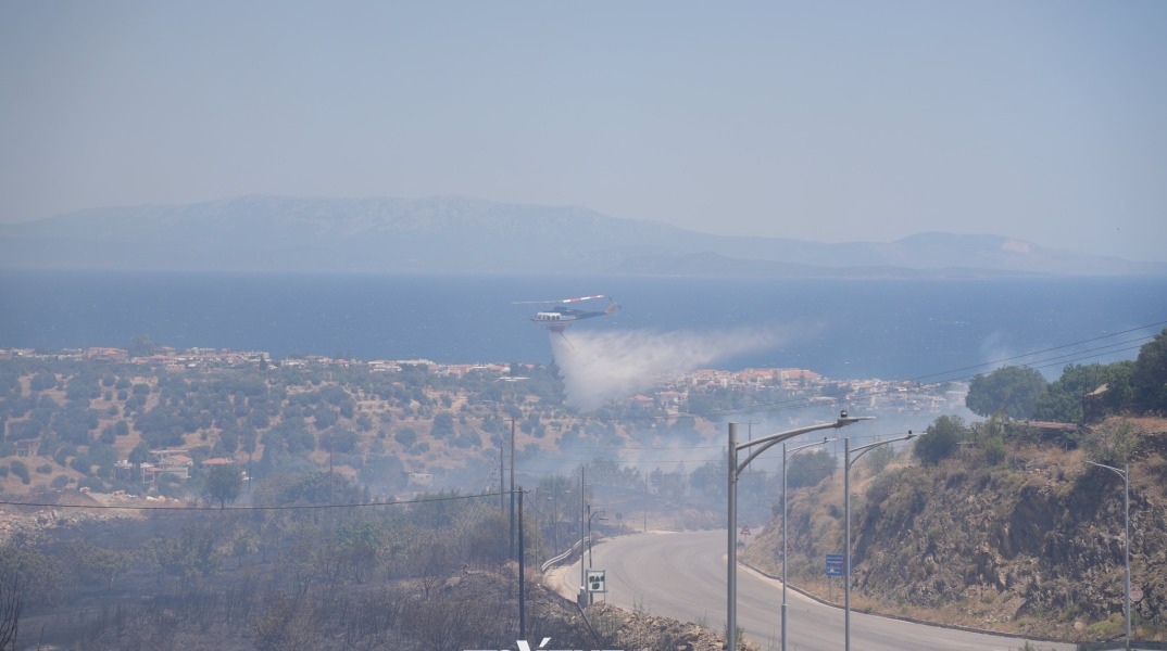 Εικόνα από την επιχείρηση κατάσβεσης της φωτιάς στη Χίο