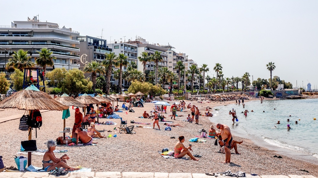 Λουόμενοι σε παραλία της Αττικής