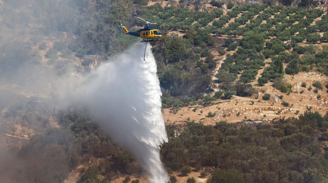 Ηράκλειο: Σε ύφεση η φωτιά στις Κάτω Ασίτες - Παραμένουν ισχυρές δυνάμεις σε επιφυλακή