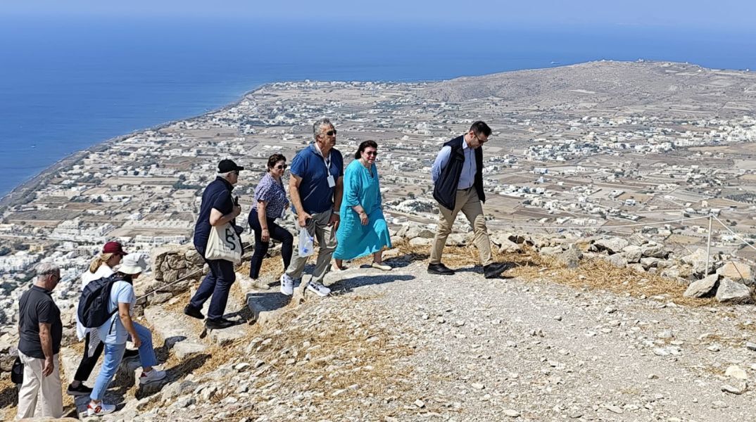 Λίνα Μενδώνη: Αυτοψίες στους αρχαιολογικούς χώρους της Αρχαίας Θήρας και του Ακρωτηρίου Σαντορίνης - Ενημερώθηκε για την πορεία των εργασιών