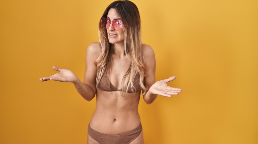 Κοπέλα δοκιμάζει μαγιό 