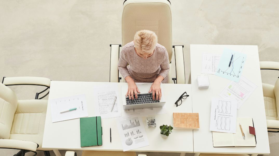 Δικαστήριο έκρινε ότι η επισήμανση αδυναμιών στην εργασία ενός υπαλλήλου δεν συνιστά παρενόχληση - Δικαίωμα των εργοδοτών να ζητούν βελτίωση