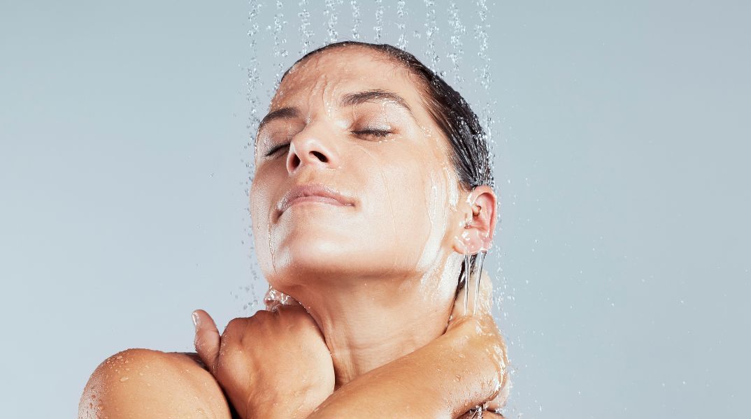 Το κρύο ντους στον καύσωνα ίσως επιδεινώνει τη θερμοκρασία του σώματος και εγκυμονεί κινδύνους για την καρδιά, σύμφωνα με ειδικούς