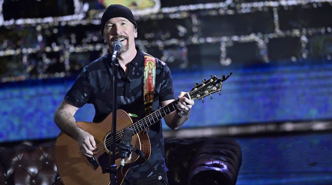 Ο κιθαρίστας των U2 The Edge απέκτησε την ιρλανδική υπηκοότητα 62 χρόνια μετά τη μετεγκατάστασή του στη χώρα, δηλώνοντας βαθιά υπερηφάνεια και συγκίνηση.