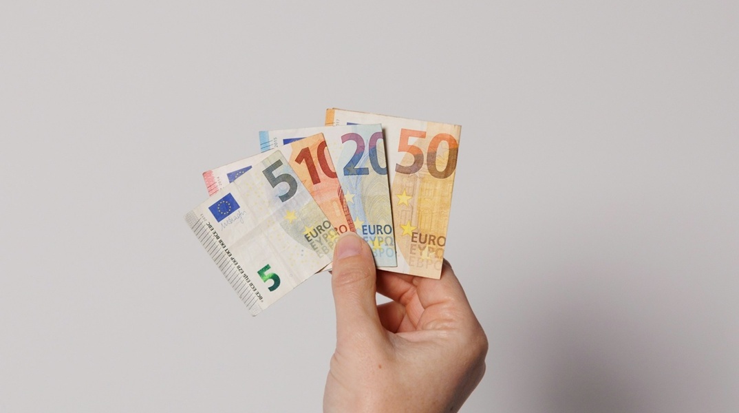 Χέρι κρατά χρήματα