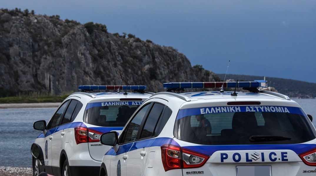 Περιπολικά σε παραλία