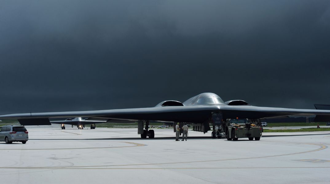 Ύπνοι αστραπή, σακουλάκια ούρησης και αμφεταμίνες: Πώς αντέχουν 37 ώρες στον αέρα οι πιλότοι των βομβαρδιστικών B-2 