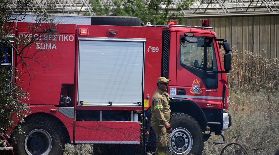 Πυροσβέστης έξω από όχημα - Στιγμιότυπο από την επιχείρηση για την κατάσβεση φωτιάς