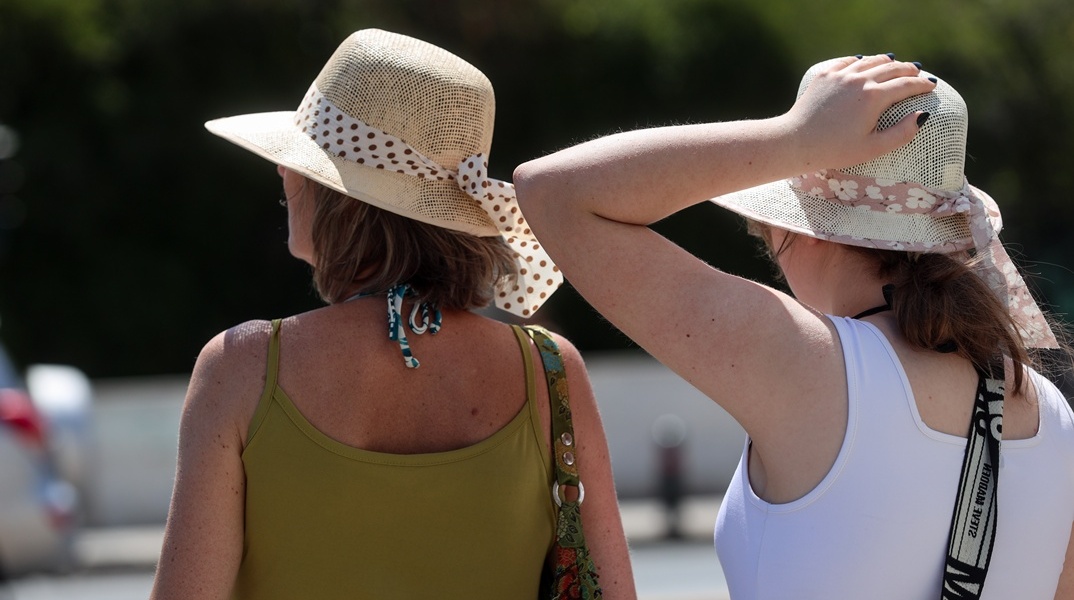 Γυναίκες με καπέλο υπό πολύ υψηλές θερμοκρασίες