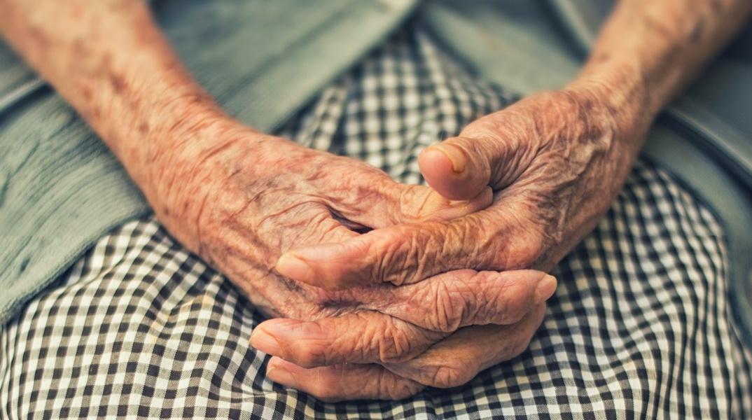 Χέρια ηλικιωμένης - φωτογραφία αρχείου για την υπόθεση απάτης στη Λαμία