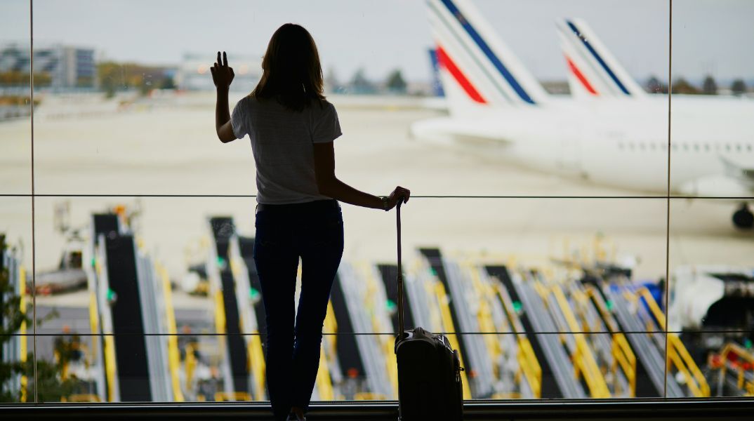 Γιατί δεν πρέπει ποτέ στις πτήσεις να φοράτε κολάν -  Ειδικοί στην αεροπορική ασφάλεια εξηγούν