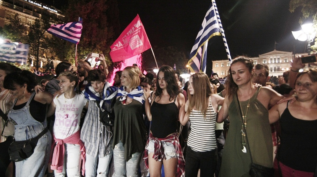 Πανηγυρισμοί στο Σύνταγμα το βράδυ του Δημοψηφίσματος του 2015