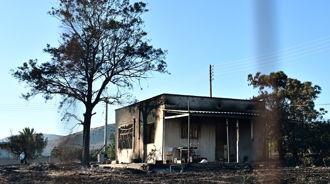 Καμένο σπίτι μετά το πέρασμα της φωτιάς στην Παλαιά Φώκαια