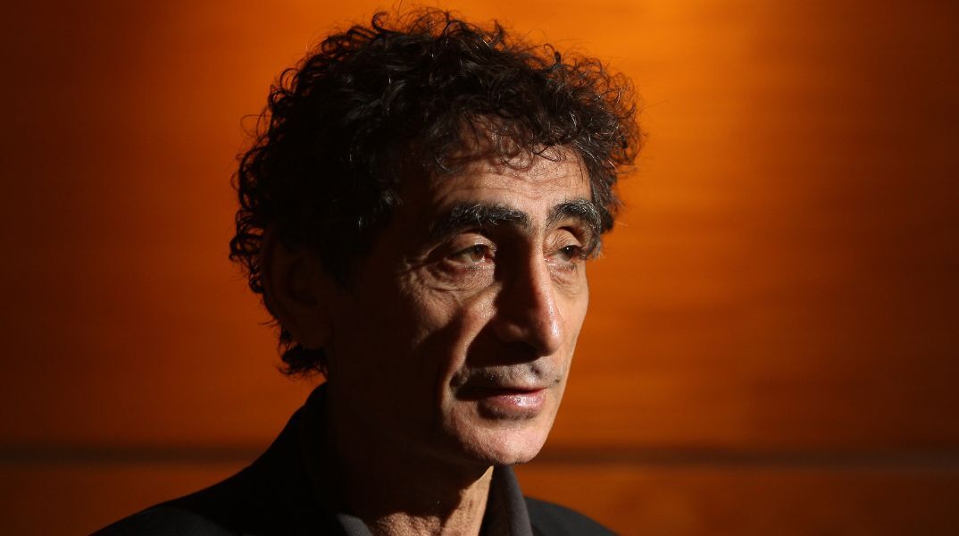 Γκαμπόρ Ματέ: Μια εσωτερική επανάσταση στην καρδιά του Σαρωνικού