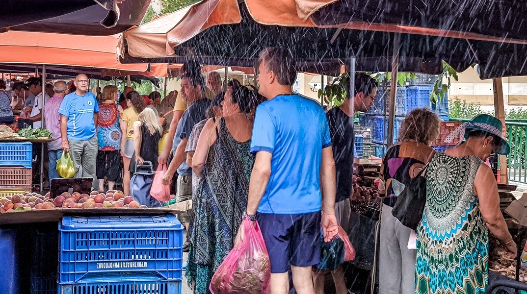 Μπουρίνι βρήκε πολίτες ενώ ψώνιζαν στη λαϊκή