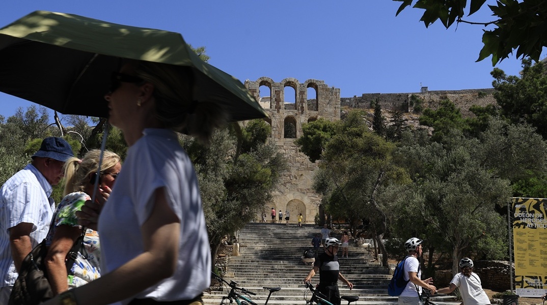 Πολίτες υπό υψηλές θερμοκρασίες στο κέντρο της Αθήνας
