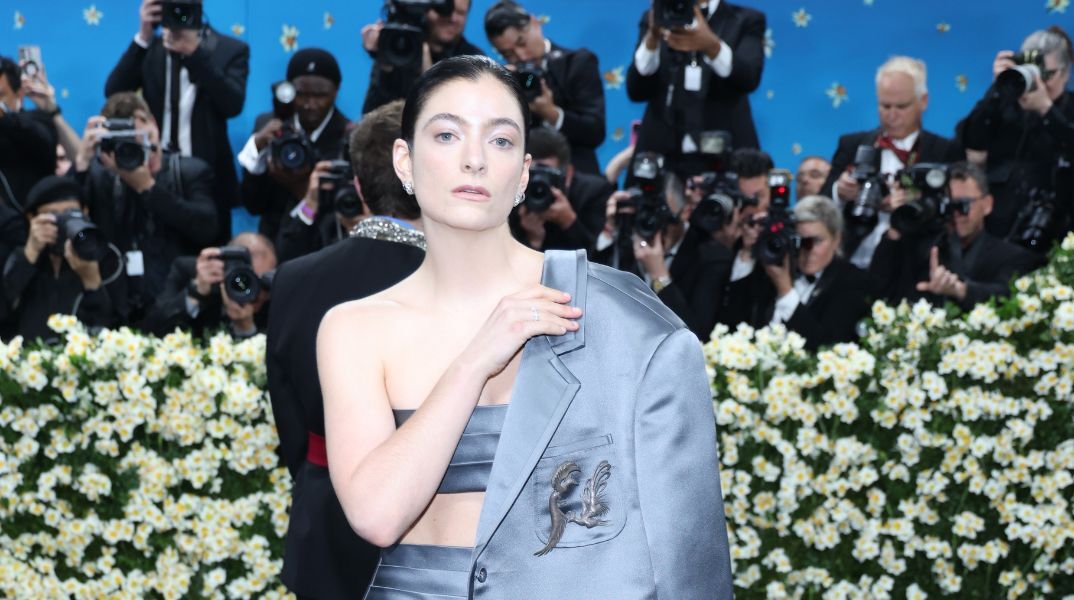 Lorde: Το νέο άλμπουμ Virgin της διάσημης τραγουδίστριας περιλαμβάνει NSFW εικόνα γεννητικών οργάνων στο βινύλιο, διχάζοντας τους θαυμαστές της.