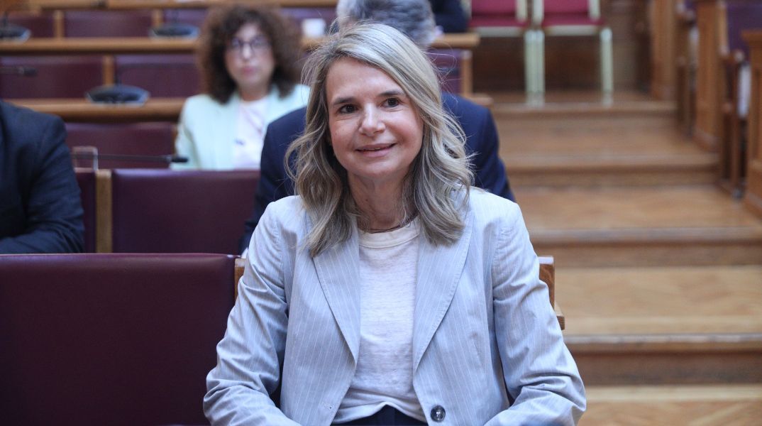 ΠΑΣΟΚ-ΚΙΝΑΛ: Η Μιλένα Αποστολάκη ζητά έκτακτη εισφορά στις τράπεζες και κατάργηση καταχρηστικών προμηθειών, καταγγέλλοντας κυβερνητική απραξία.