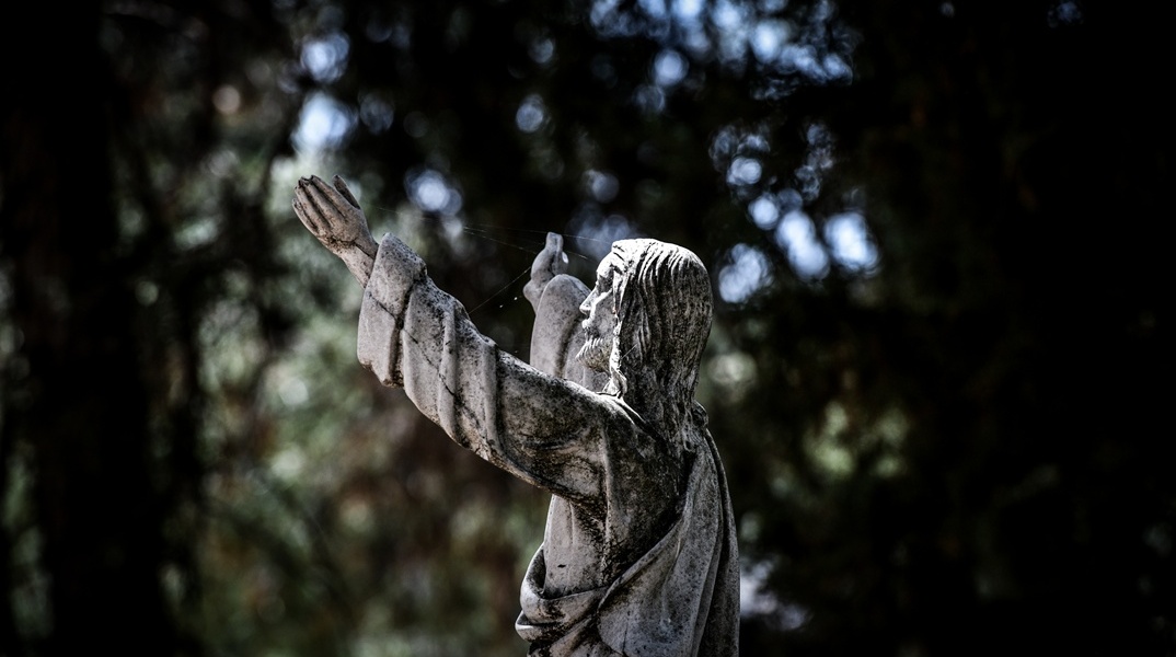 Γλυπτό σε μνήμα νεκροταφείου