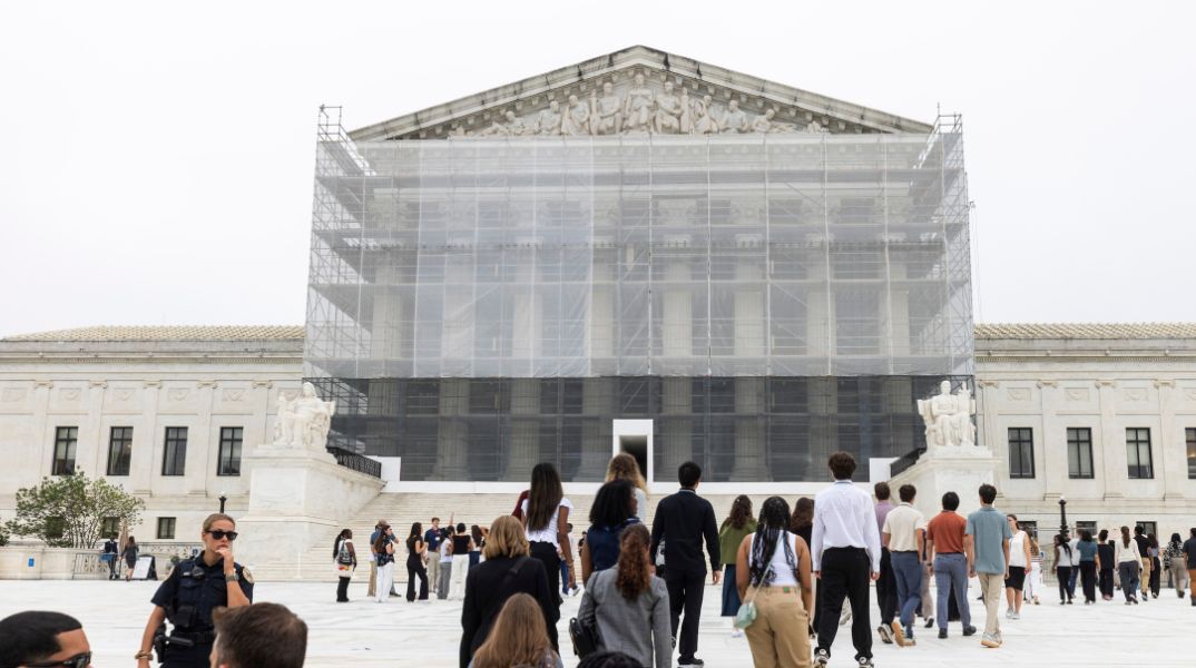 Ανώτατο Δικαστήριο των ΗΠΑ: Τα σχολεία οφείλουν να επιτρέπουν εξαίρεση παιδιών από αναγνώσεις βιβλίων με ΛΟΑΤΚΙ+ περιεχόμενο