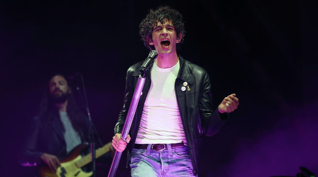 Φεστιβάλ Glastonbury: Οι The 1975 δηλώνουν ότι εγκαταλείπουν τις πολιτικές παρεμβάσεις στις συναυλίες τους, προτάσσοντας μηνύματα αγάπης και φιλίας.