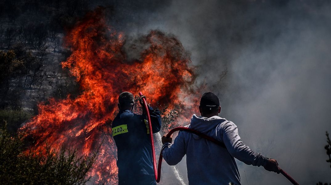 Μάχη με τη φωτιά στον Πλατανίτη Ναυπάκτου - Επιχειρούν ισχυρές δυνάμεις της Πυροσβεστικής - Εκκενώθηκαν προληπτικά οικισμοί - Δεν απειλούνται άμεσα σπίτια.