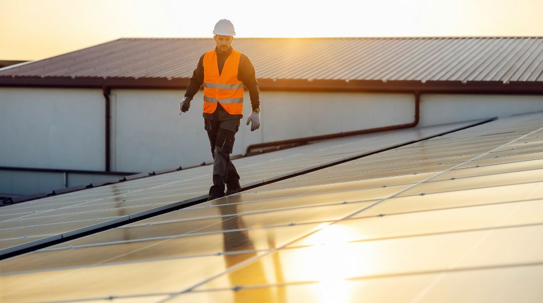 Με ρύθμιση του ΥΠΕΝ, φωτοβολταϊκά σε ταράτσες πολυκατοικιών θα απαιτούν πλέον 51% των συνιδιοκτητών, ενισχύοντας τη συλλογική αυτοκατανάλωση.