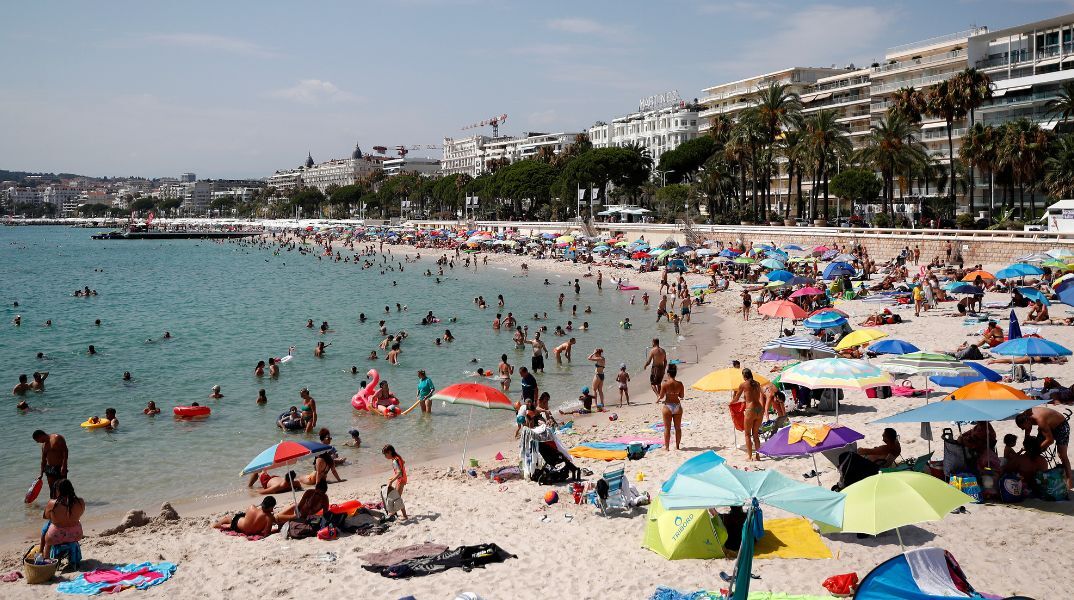 Η Γαλλία απαγορεύει το κάπνισμα σε παραλίες και πάρκα για την προστασία των παιδιών, στο πλαίσιο σχεδίου για «γενιά χωρίς καπνό» έως το 2032.