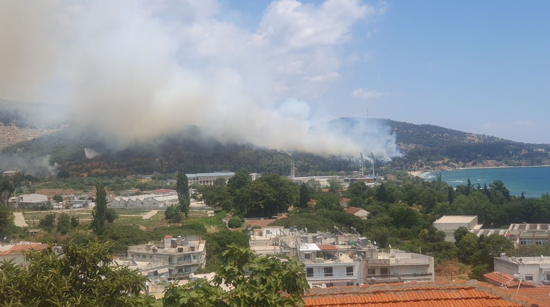Φωτιά στην Καβάλα πλησιάζει κατοικίες στην Άσπρη Άμμο - Εστάλη μήνυμα 112 στους πολίτες να είναι σε αυξημένη επιφυλακή.