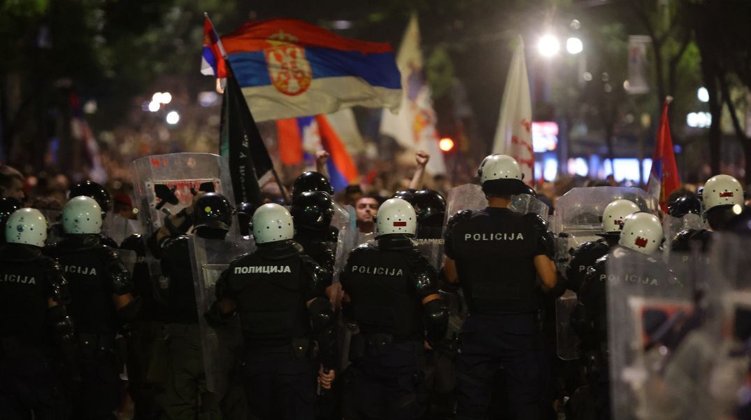 Σερβία: Συγκρούσεις στο Βελιγράδι μεταξύ διαδηλωτών και αστυνομίας - Ζητούν εκλογές και το τέλος της διακυβέρνησης Βούτσιτς - Πάνω από 140.000 στους δρόμους.