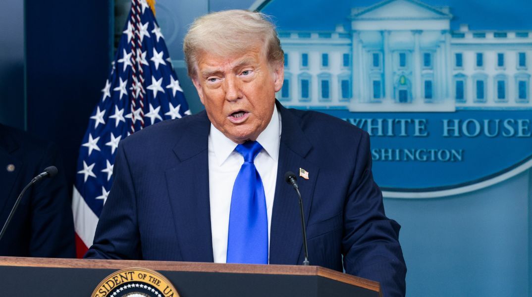 ΗΠΑ: Με ψήφους 51-49, προωθείται το νομοσχέδιο Τραμπ για φόρους, άμυνα και σύνορα - Έντονες αντιδράσεις από Δημοκρατικούς και τον Έλον Μασκ.