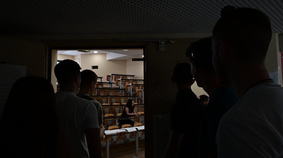 Φοιτητές έξω από αμφιθέατρο