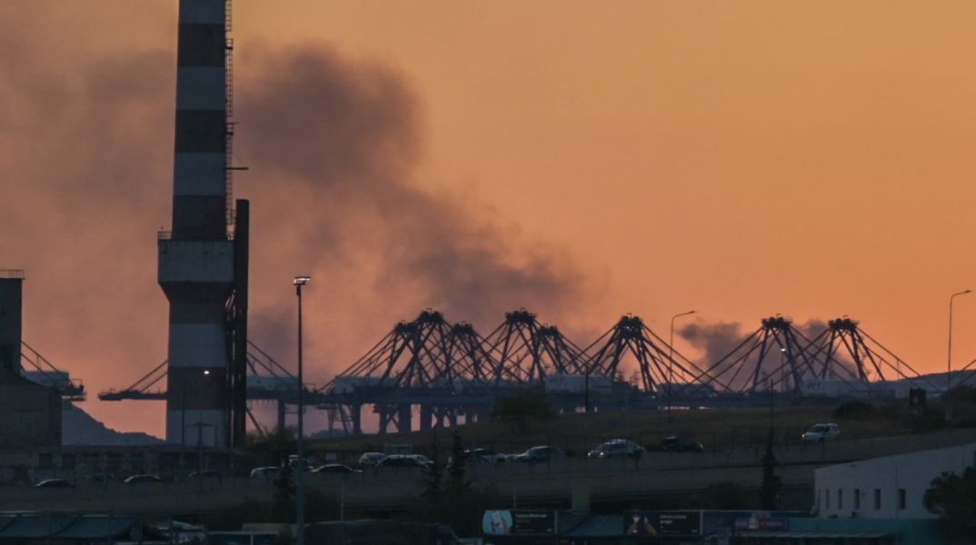 Φωτιά στα Μέγαρα: Μήνυμα του 112 λόγω του τοξικού καπνού - «Κλείστε πόρτες και παράθυρα»