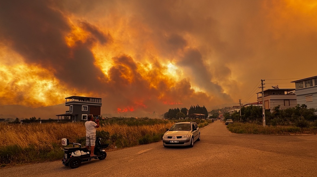 Εικόνα από τη φωτιά στη Σμύρνη