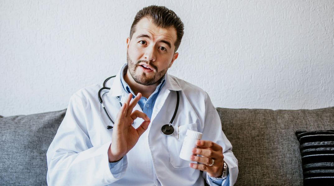 Γιατροί επειγόντων αποκαλύπτουν τι δεν λείπει ποτέ από τις βαλίτσες των διακοπών τους - Από αντικουνουπική ρακέτα μέχρι ανιχνευτή μονοξειδίου και μελατονίνη.