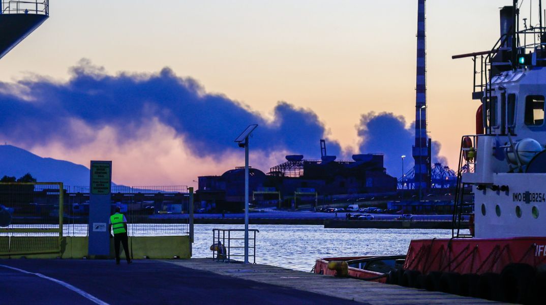 Φωτιά τώρα σε εργοστάσιο στα Μέγαρα
