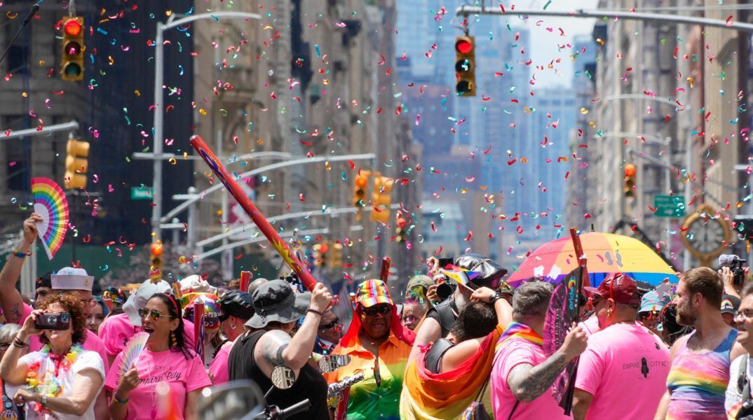 Περισσότεροι από 50 τραυματίες στο Pride της Νέας Υόρκης όταν άνδρας ψέκασε σπρέι πιπεριού - Φήμες για πυροβολισμούς προκάλεσαν πανικό και ποδοπάτημα.