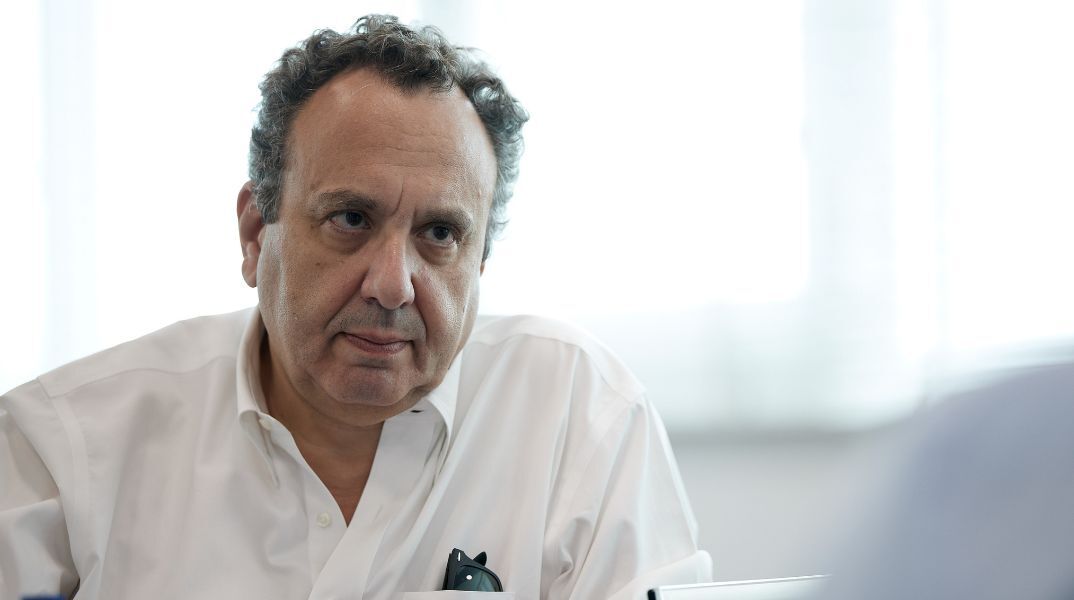 Ο Χρήστος Χωμενίδης στον Voice 102,5 και την Επιστήμη Μπινάζη για την «Πανδώρα», την πολιτική ηχώ του βιβλίου και έναν διάλογο που «προέβλεψε» τον ΟΠΕΚΕΠΕ.