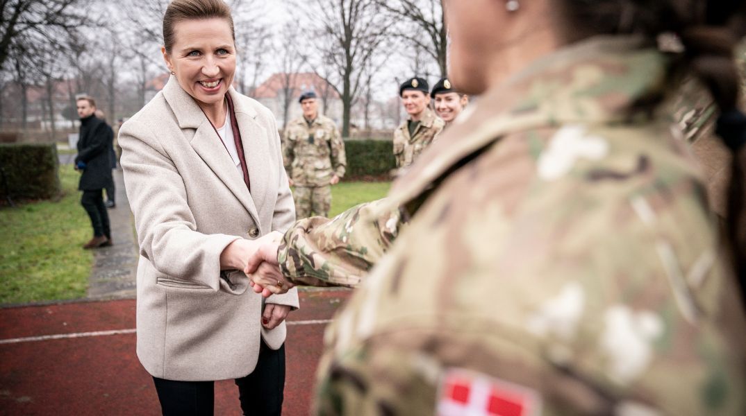 Η Δανία καθιερώνει υποχρεωτική θητεία και για τις γυναίκες στα 18 μέσω κλήρωσης, στο πλαίσιο ενίσχυσης της άμυνας - 11 μήνες η διάρκεια.