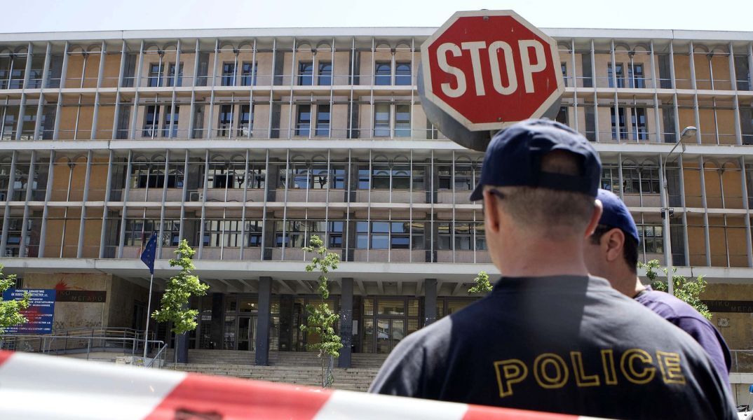 Στο εδώλιο 115 κατηγορούμενοι για κλοπές και ληστείες στη Θεσσαλονίκη - Διαχωρίστηκε η δικογραφία για τους 45 προσωρινά κρατούμενους. 