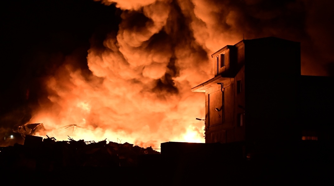Φωτιά σε εργοστάσιο στα Μέγαρα 