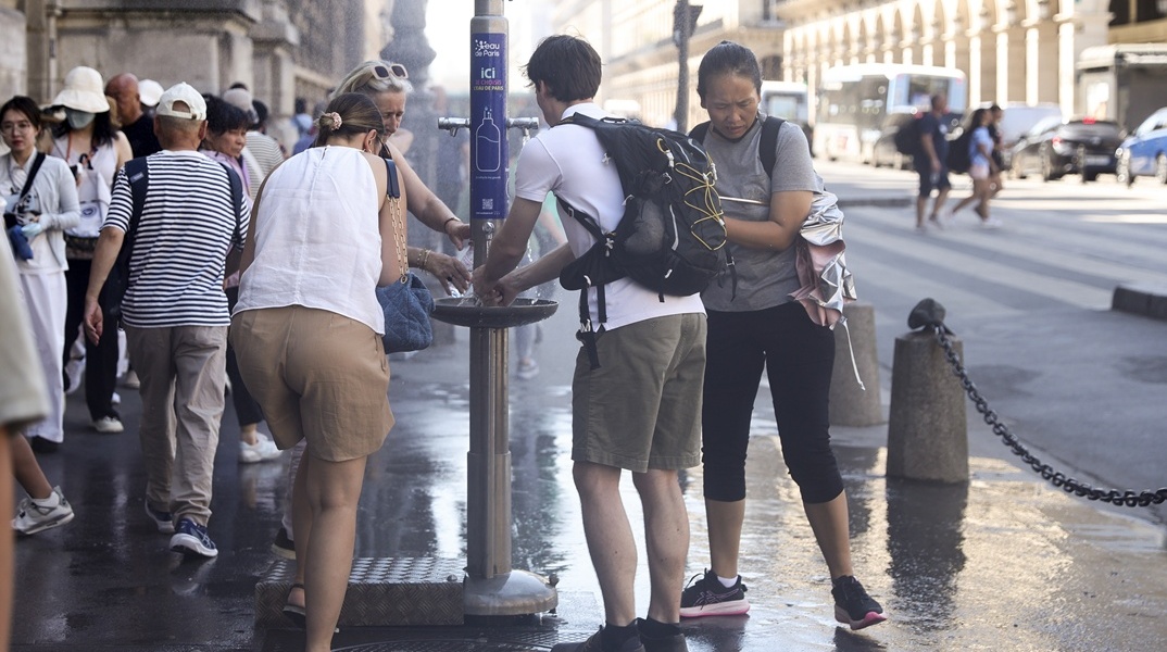 Πολίτες δροσίζονται σε υπαίθρια βρύση στη Γαλλία εν μέσω καύσωνα