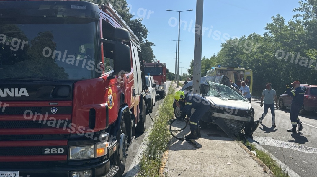 Το σημείο του τροχαίου δυστυχήματος στη Λάρισα
