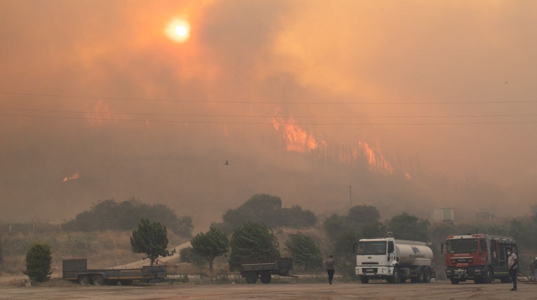 Καίγεται για τρίτη ημέρα η Σμύρνη - Πάνω από 1.100 πυροσβέστες δίνουν μάχη με τις φλόγες